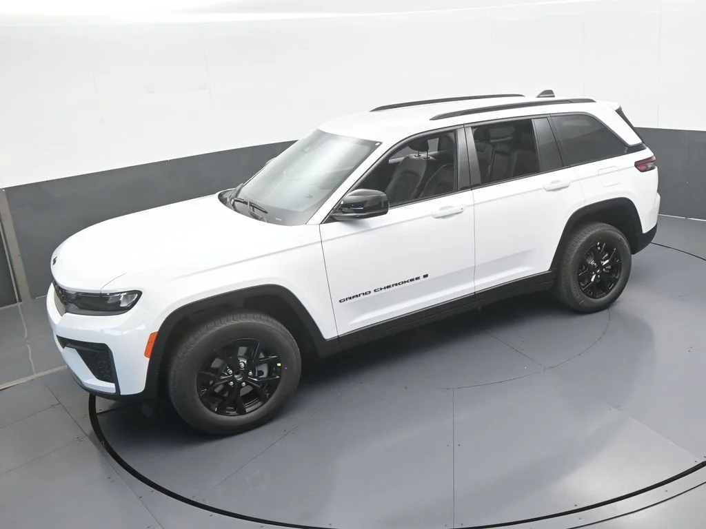 New 2026 Bright White Clear-Coat Exterior Paint Jeep Laredo image 46