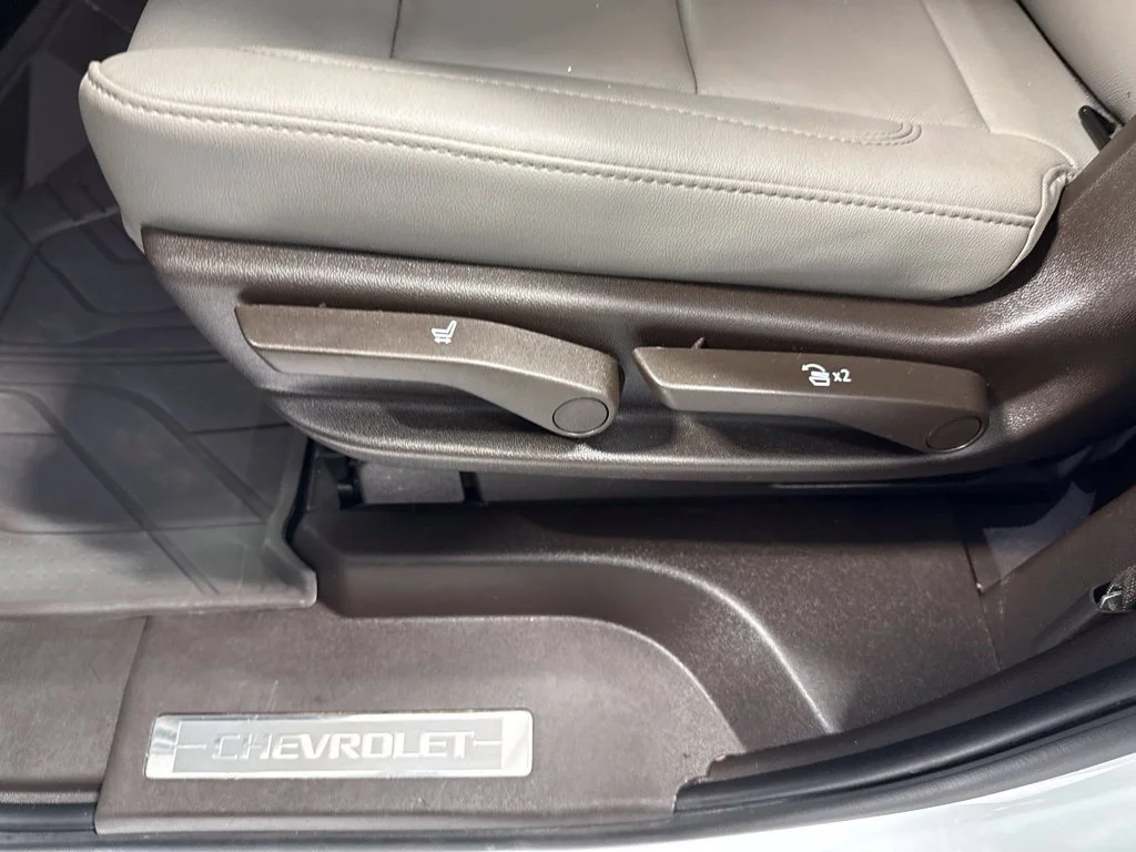 Used 2023 White Chevrolet Z71 image 18