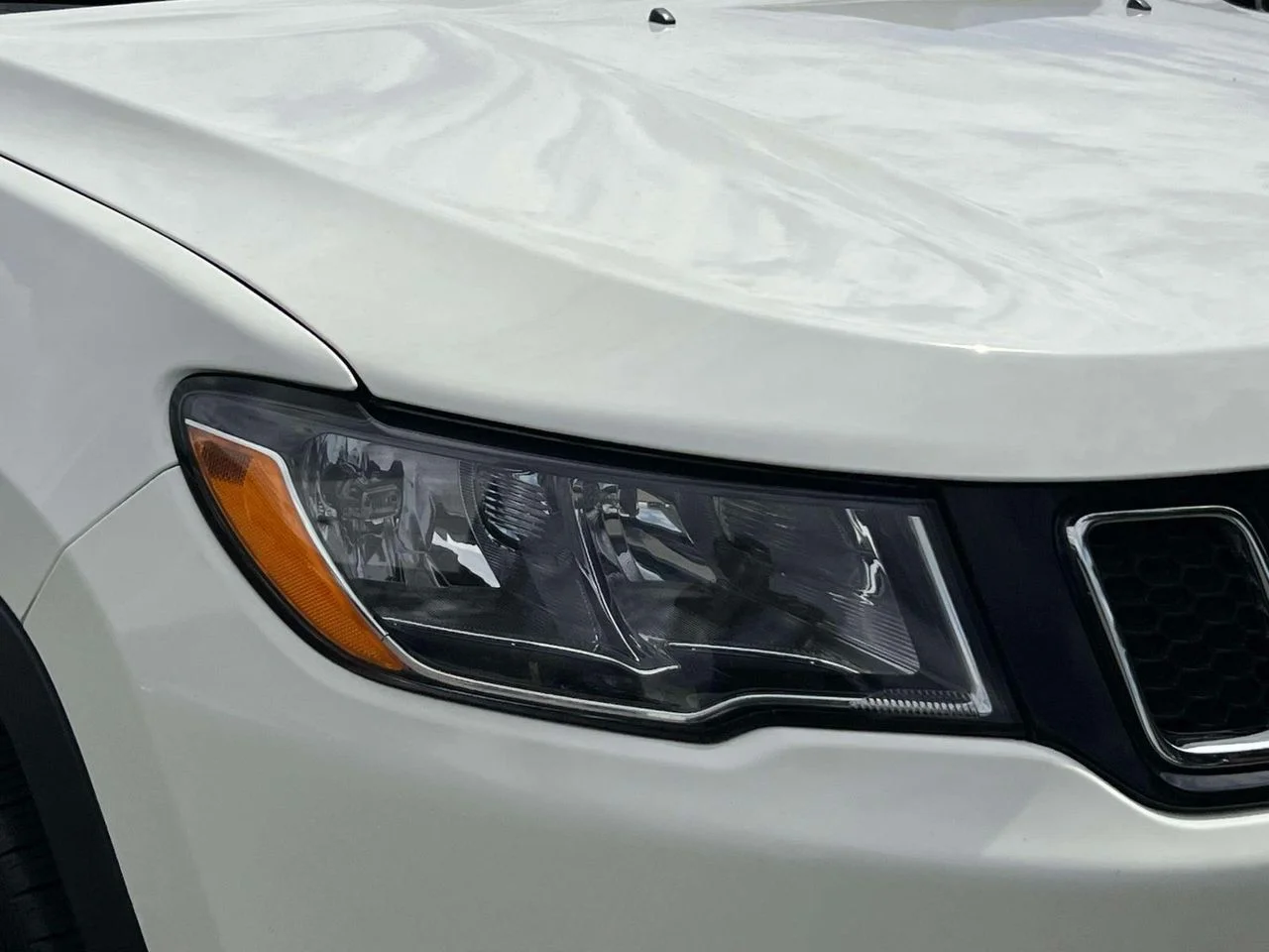 Used 2021 White Clearcoat Jeep Latitude 4x4 image 14