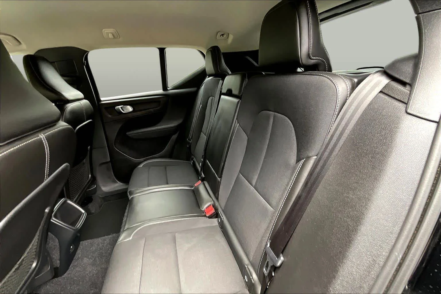 Used 2020 black Volvo Momentum image 18