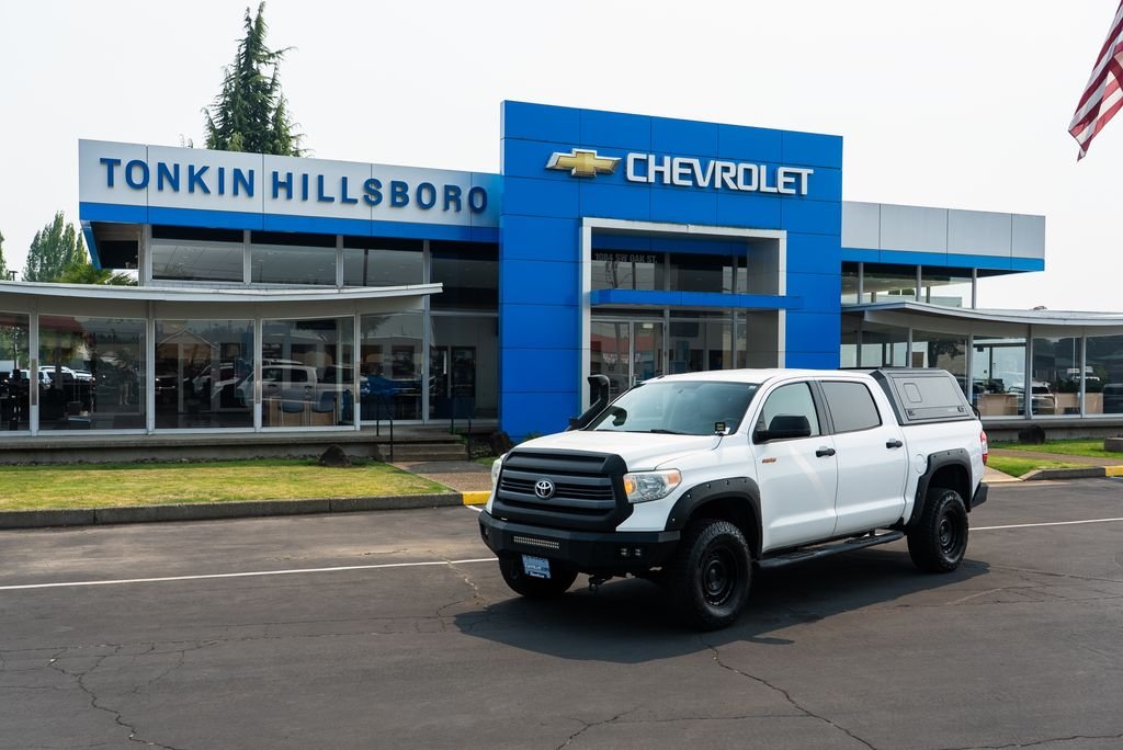 Used 2014 Super White Toyota SR5 image 1
