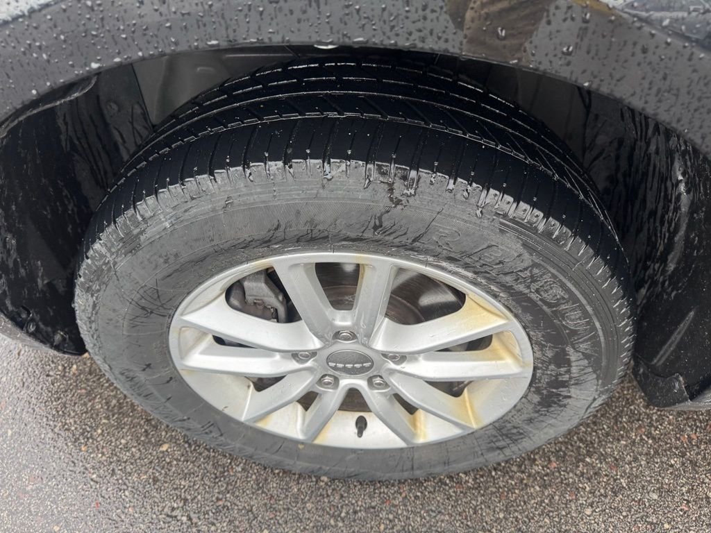 Used 2016 Black Dodge SXT image 12