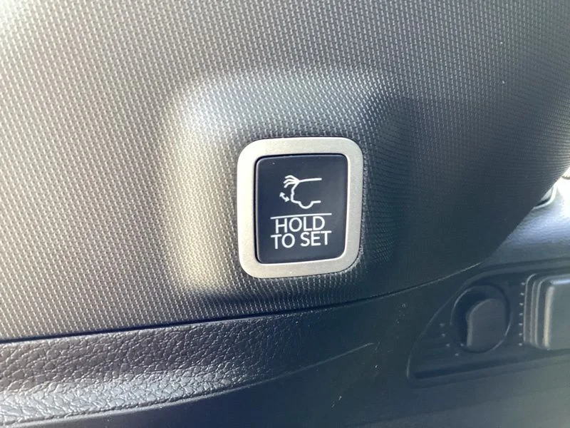 New 2026 Bright White Clear-Coat Exterior Paint Jeep Altitude image 17