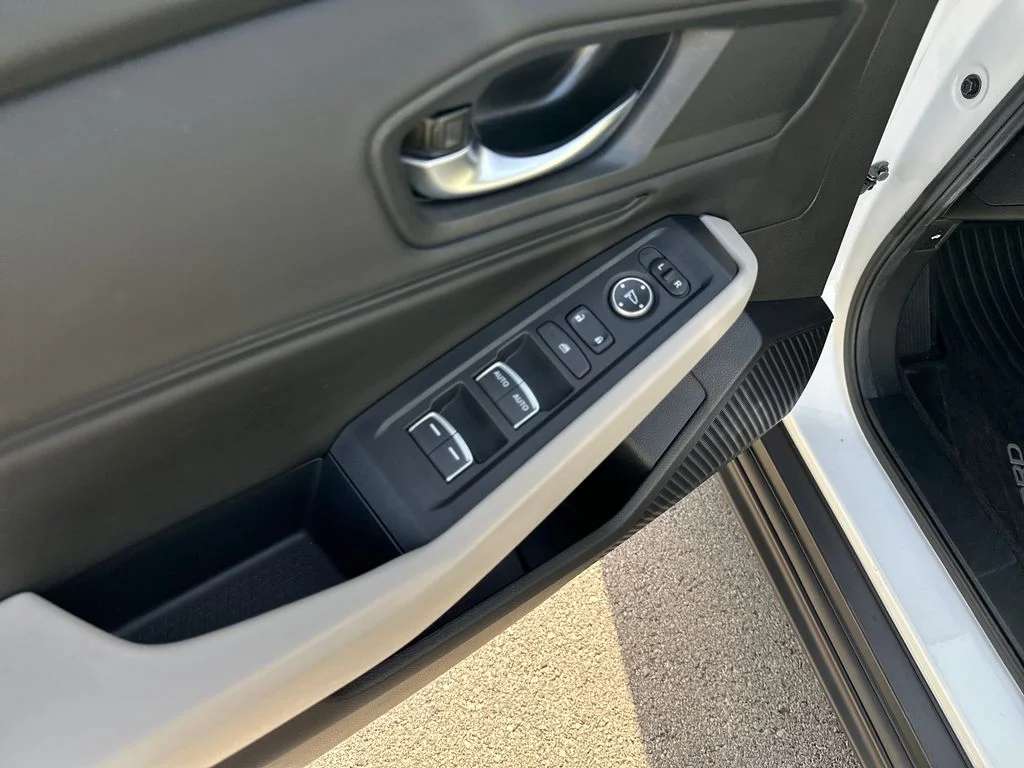 Used 2025 White Honda SE image 18
