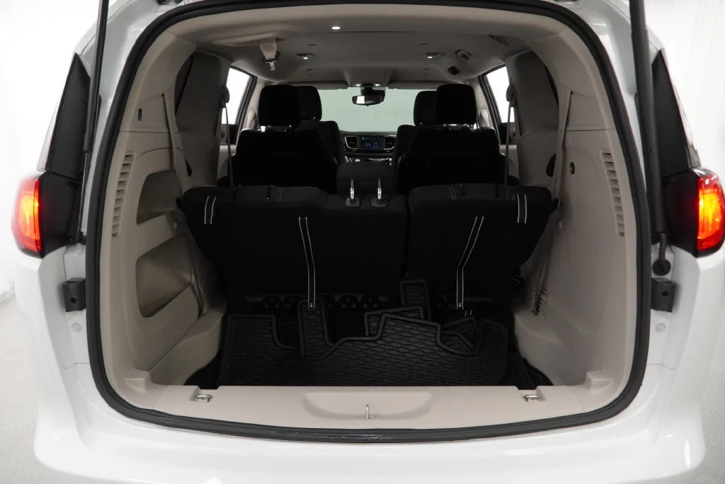 Used 2023 White Chrysler LX image 34