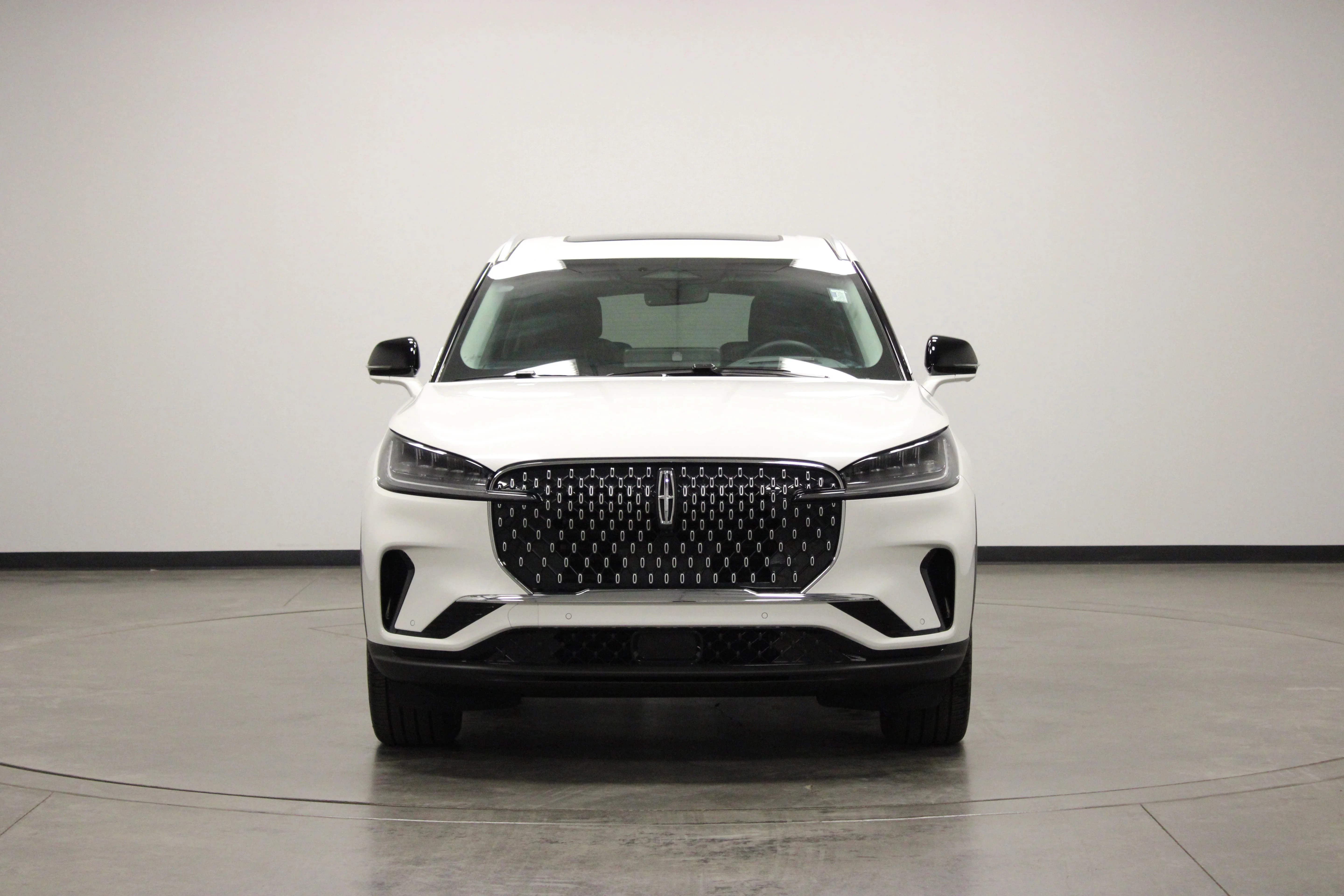 Used 2025 White Metallic Lincoln Premiere image 3