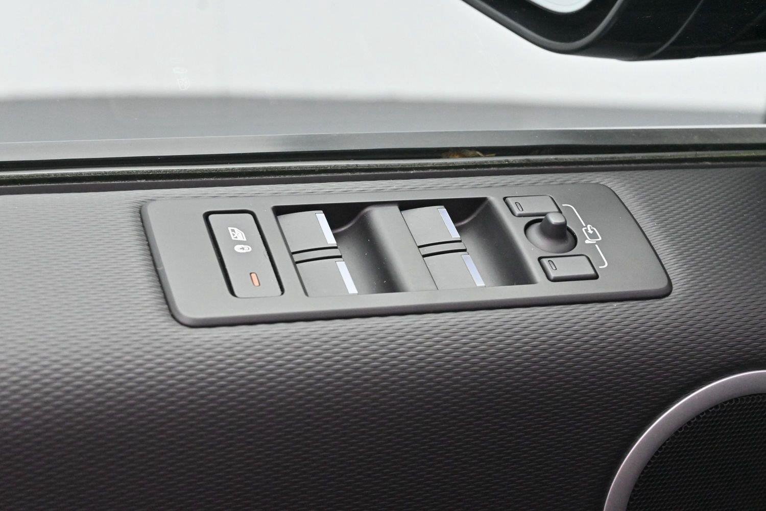 Used 2023 Black Land Rover S R-Dynamic image 15