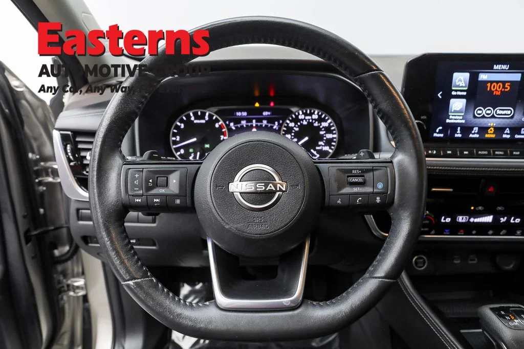 Used 2022 Silver Nissan SL image 10