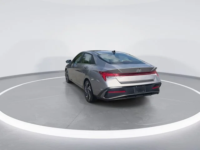 Used 2025 Silver Hyundai SEL Convenience image 7