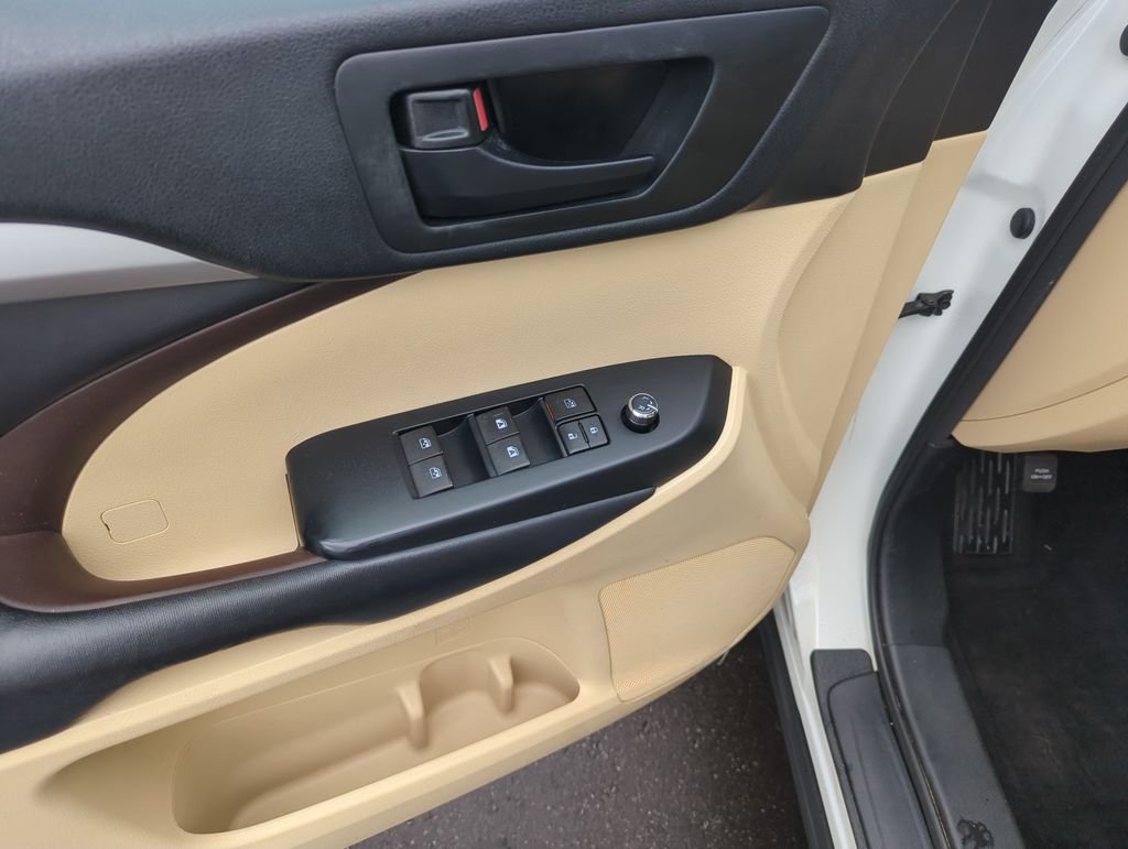 Used 2017 White Toyota LE Plus image 19