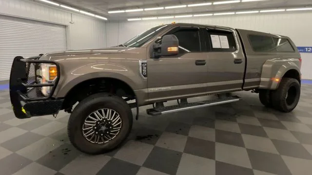 Used 2019  Ford XLT DRW CREW CAB image 4