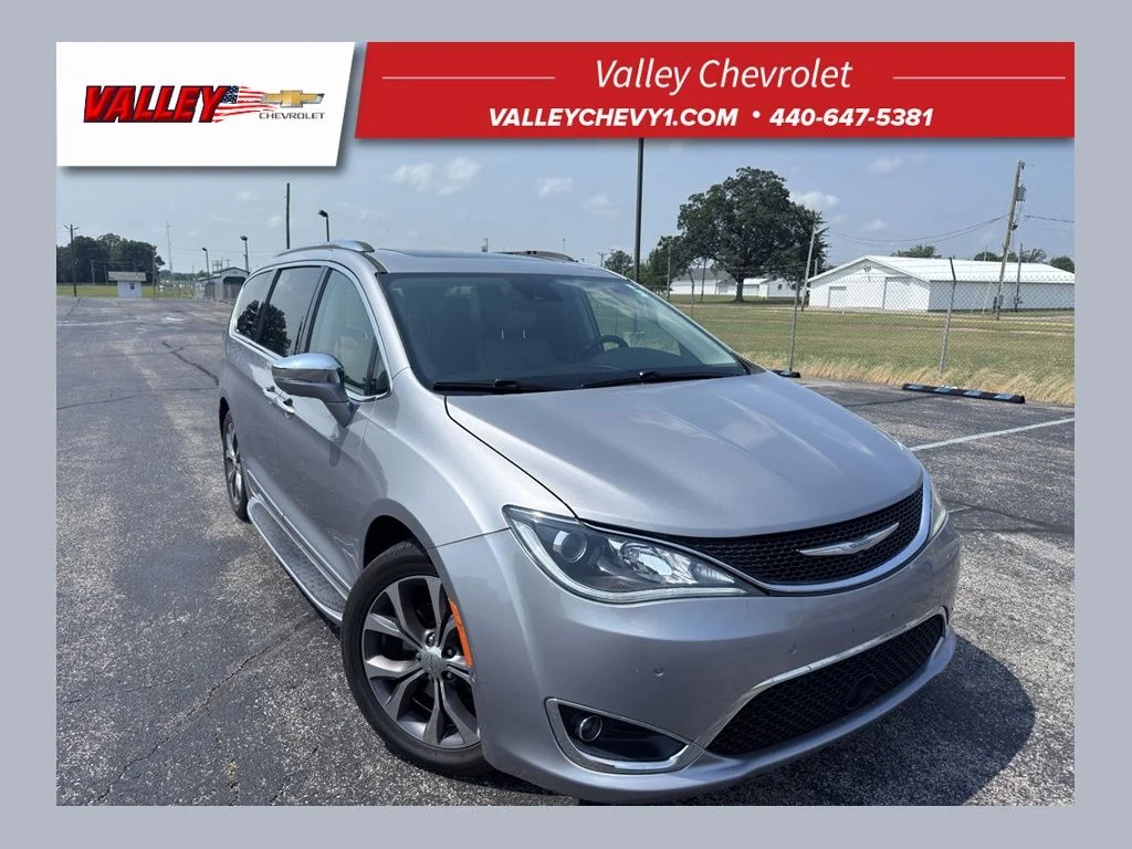 Used 2017 Silver Chrysler Limited image 1