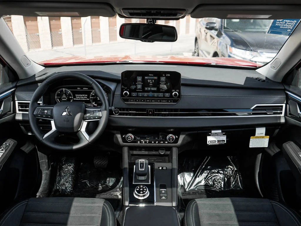 2025 Mitsubishi Outlander Plug-in Hybrid SE - Photo 13
