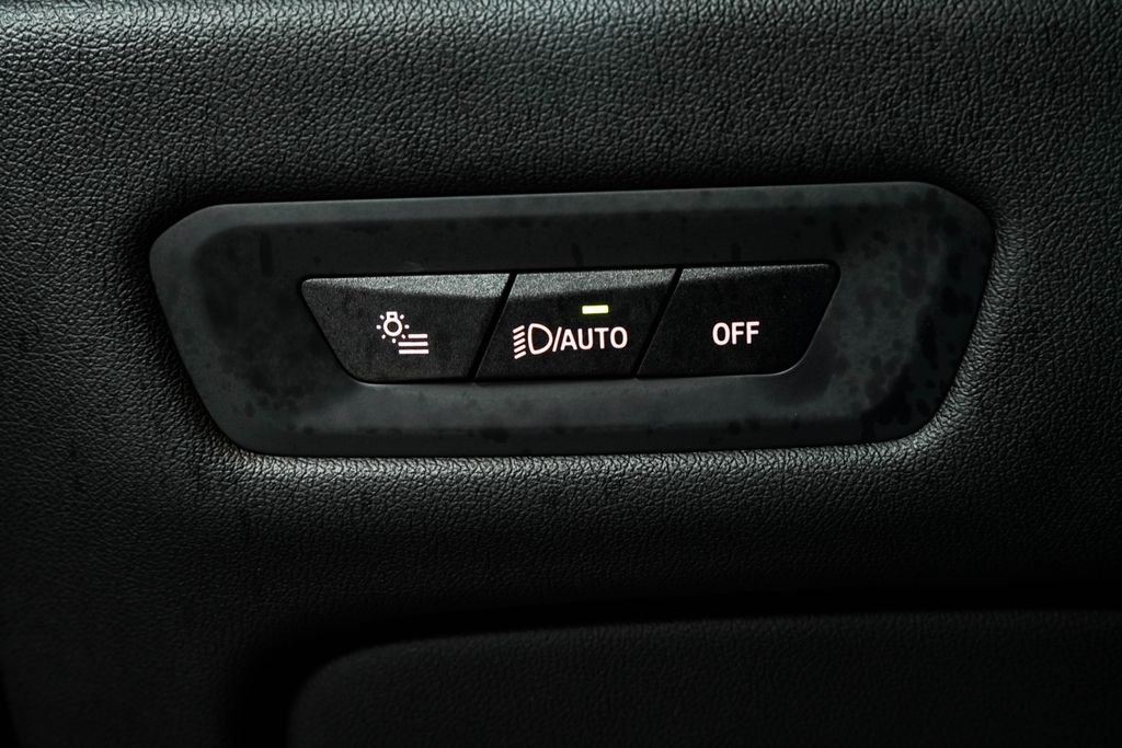 Used 2024 Green BMW xDrive40i image 40