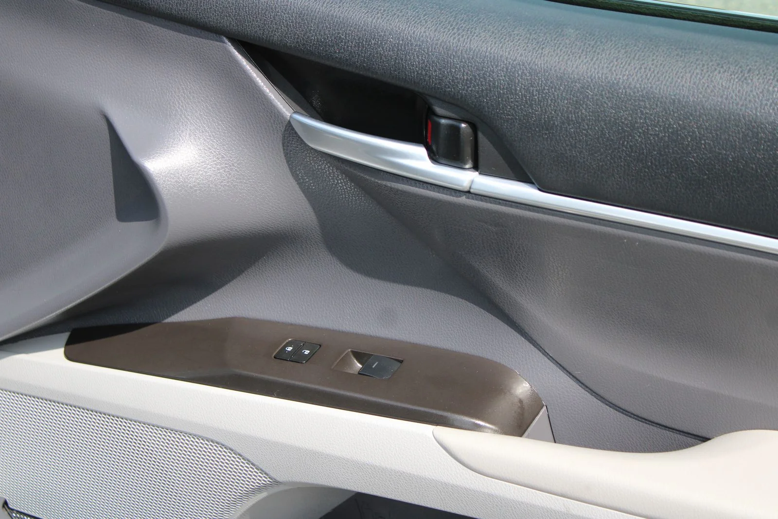 Used 2023 Silver Toyota LE image 27