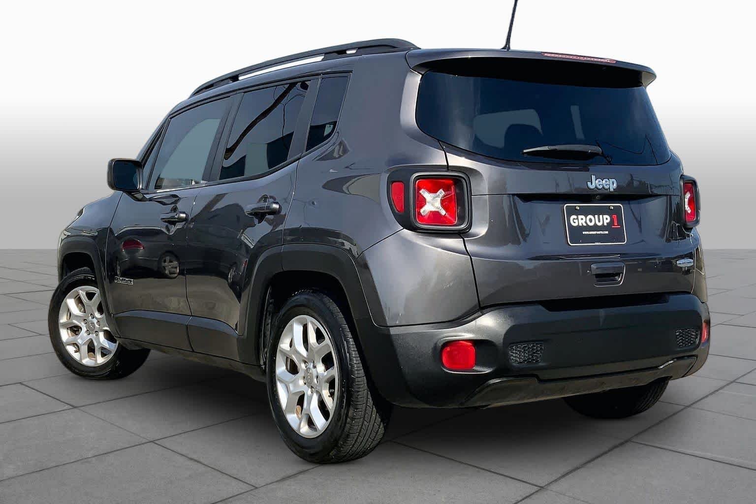 Used 2018 Granite Crystal Metallic Clearcoat Jeep Latitude image 12