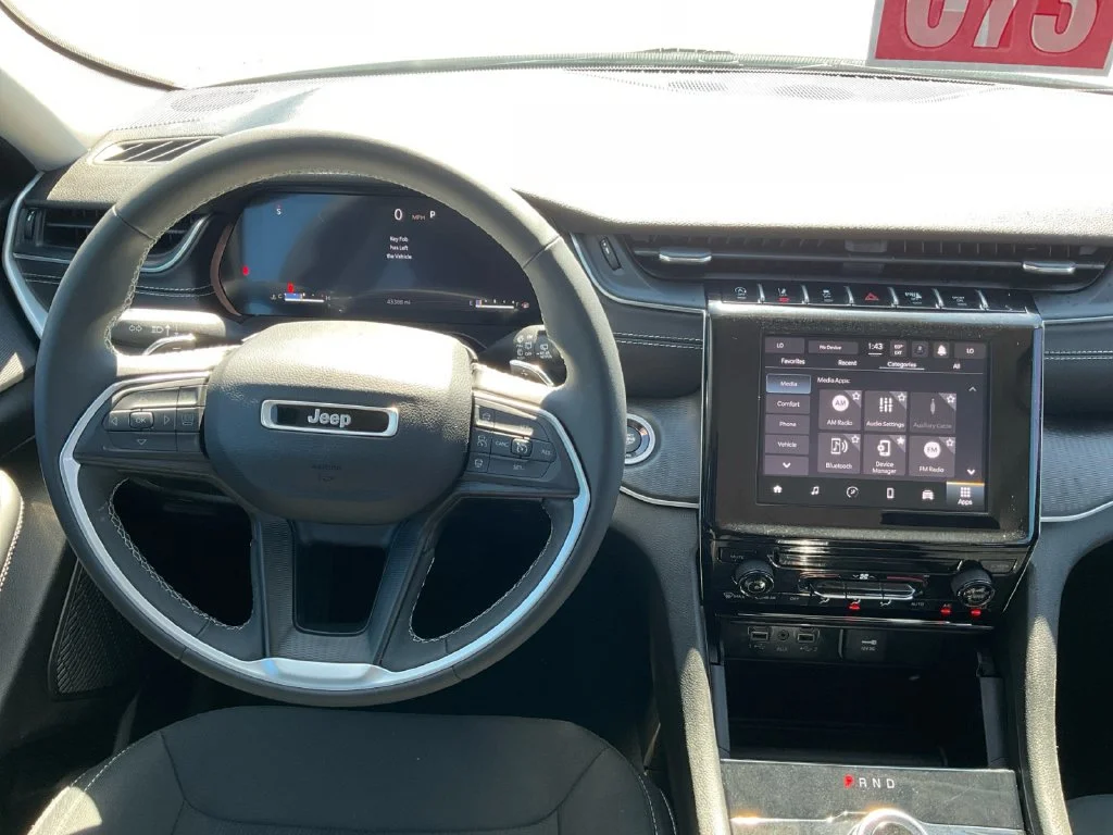 Used 2023 White Jeep Laredo image 18
