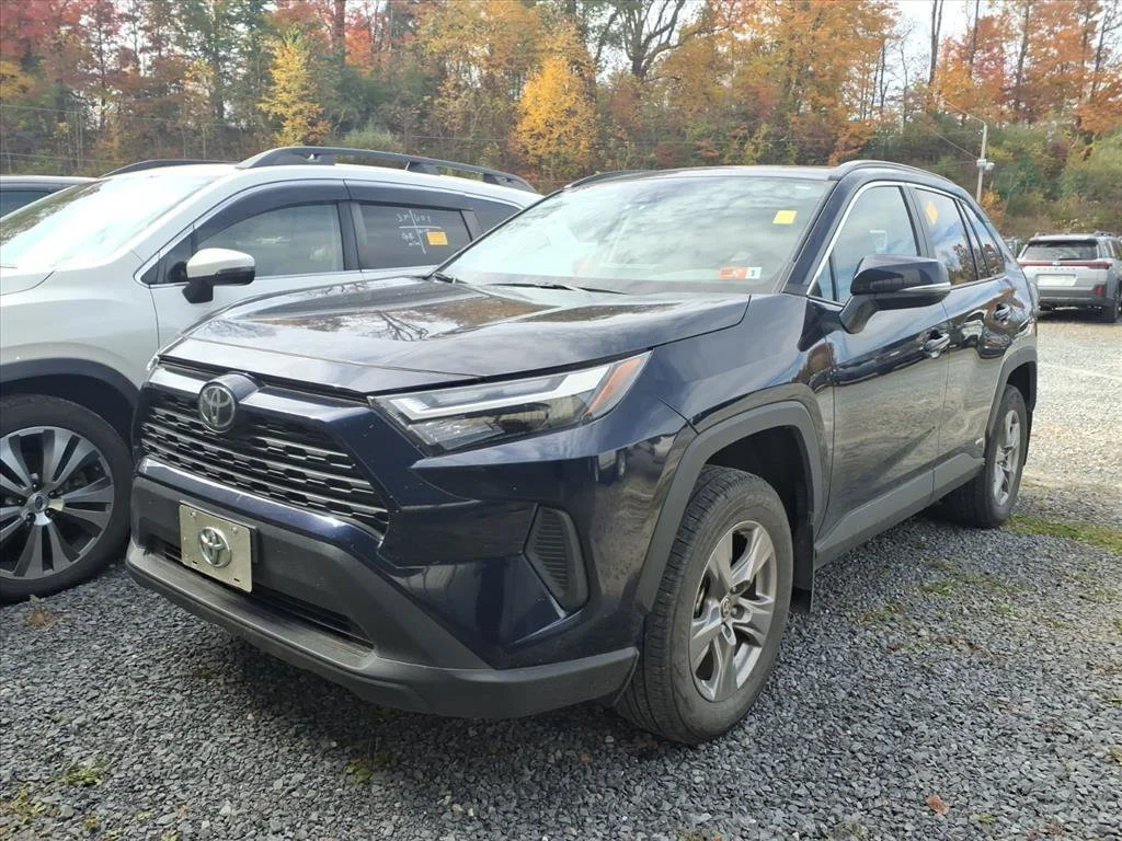 Used 2025  Toyota XLE image 2