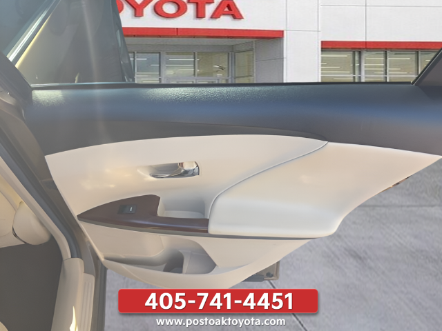 Used 2013 Gold Toyota LE image 26