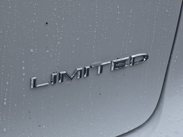 New 2027 Bright White Clear-Coat Exterior Paint Chrysler Limited image 22