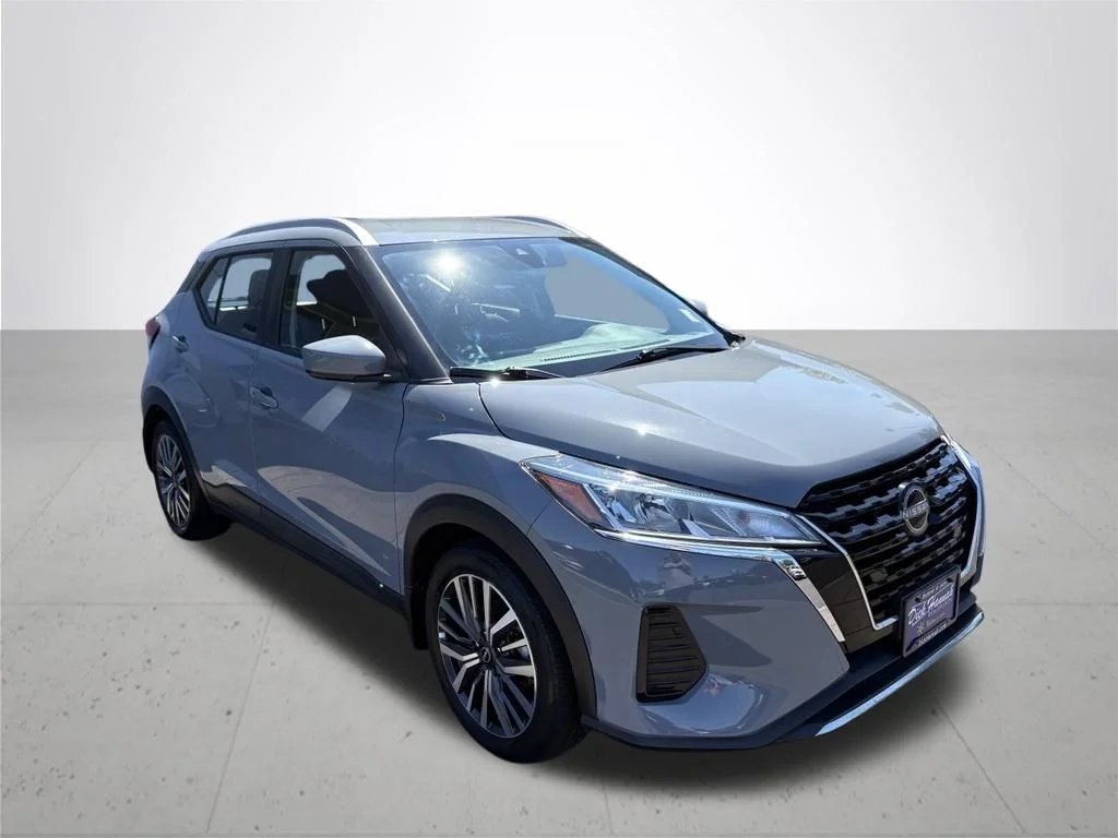 Used 2024 Gray Nissan SV image 3