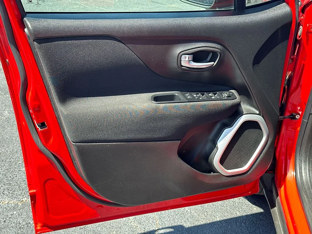 Used 2018 Red Jeep Latitude image 10