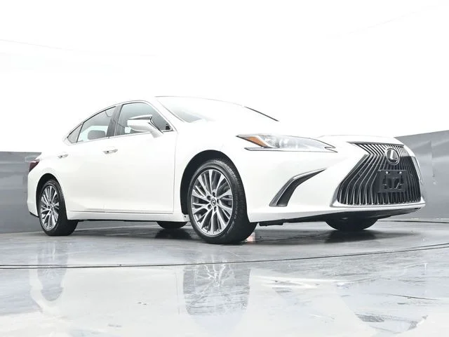 Used 2021 White Lexus 350 image 31