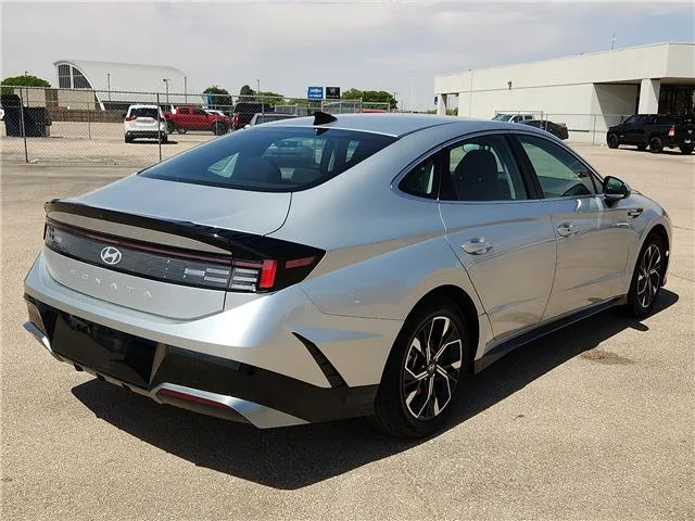 Used 2024 Silver Hyundai SEL Front-Wheel Drive image 4