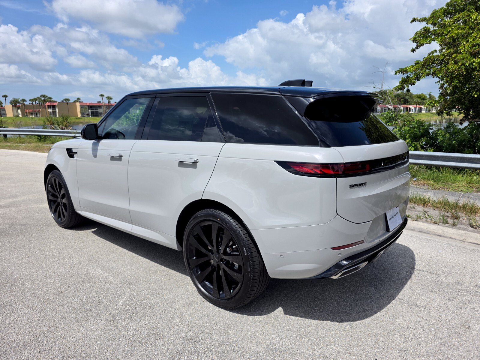 New 2026 Borasco Grey Land Rover P400 Dynamic SE image 2
