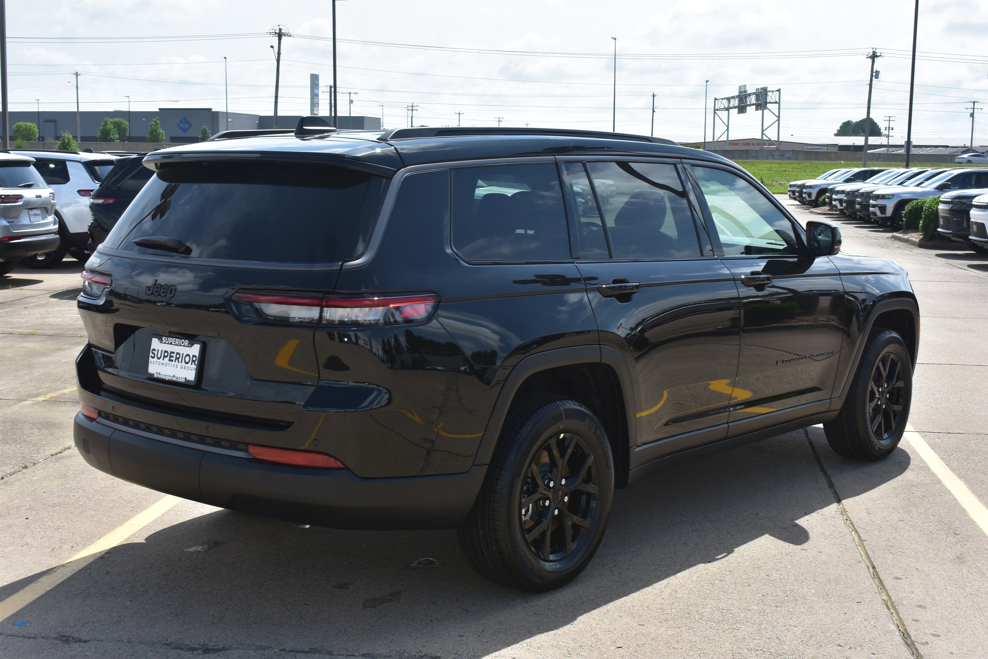 New 2026 Diamond Black Crystal Pearl-Coat Exterior Paint Jeep Laredo Altitude image 5