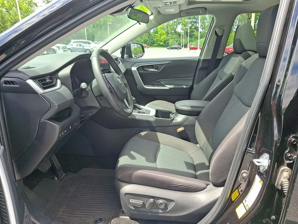 2025 Toyota RAV4 XLE - Photo 13