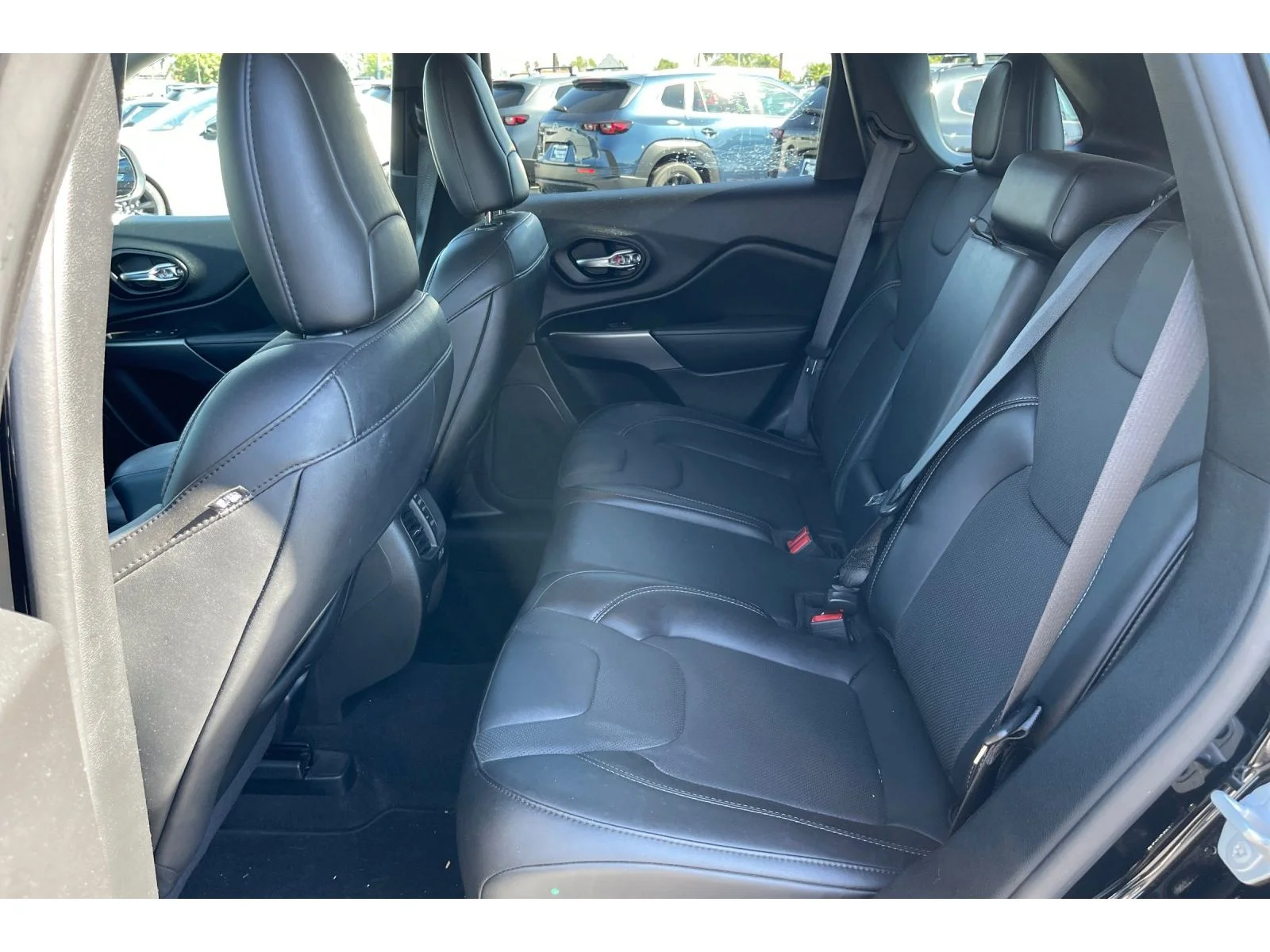 Used 2021 Diamond Black Crystal Pearlcoat Jeep Latitude Lux image 15