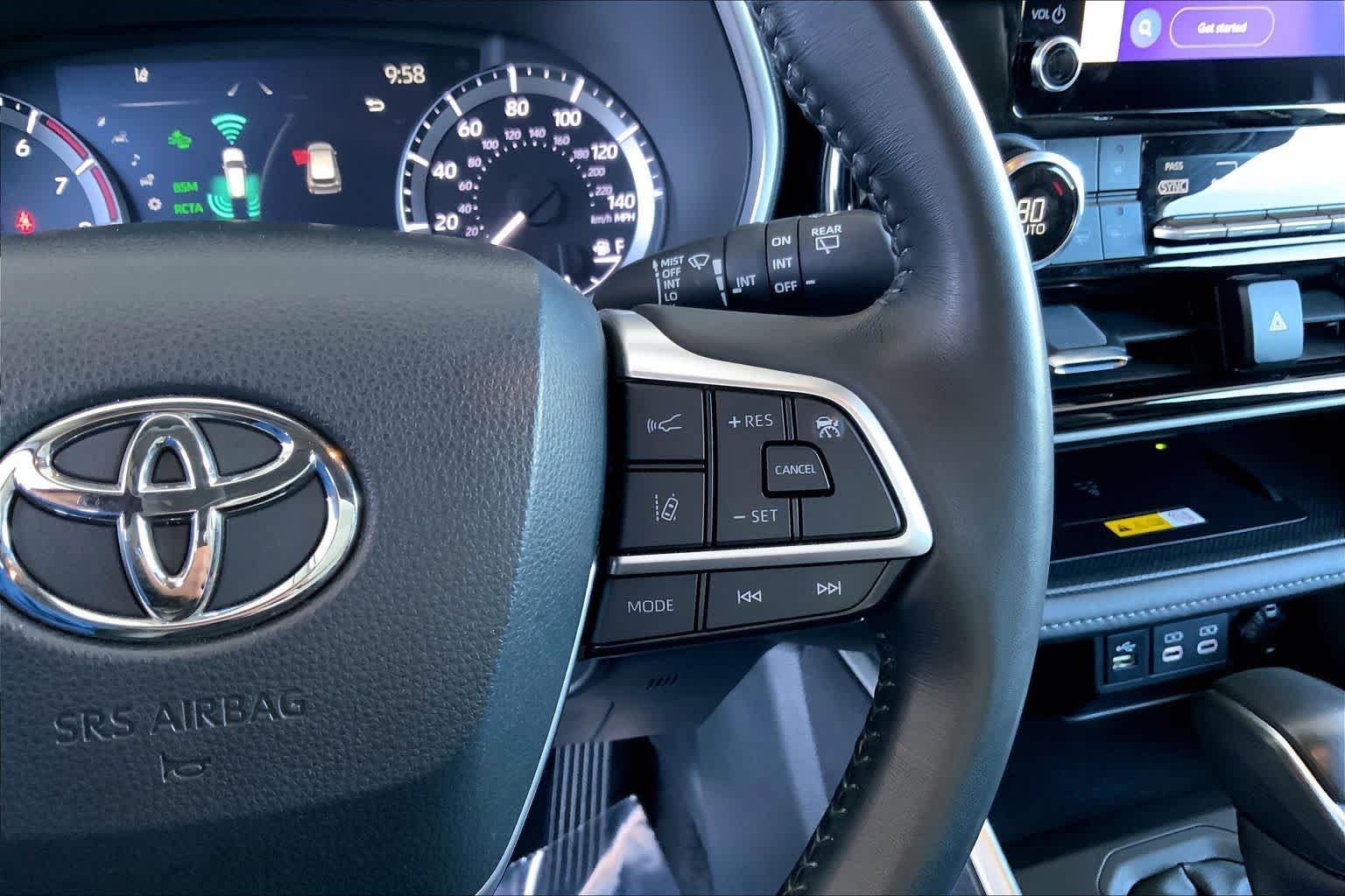 2024 Toyota Highlander LE - Photo 43