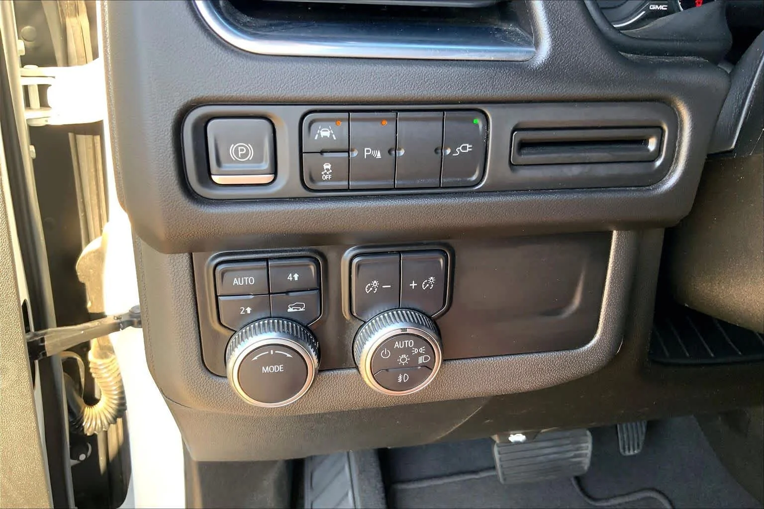 Used 2021 WHITE FROST TRICOAT GMC SLT image 32