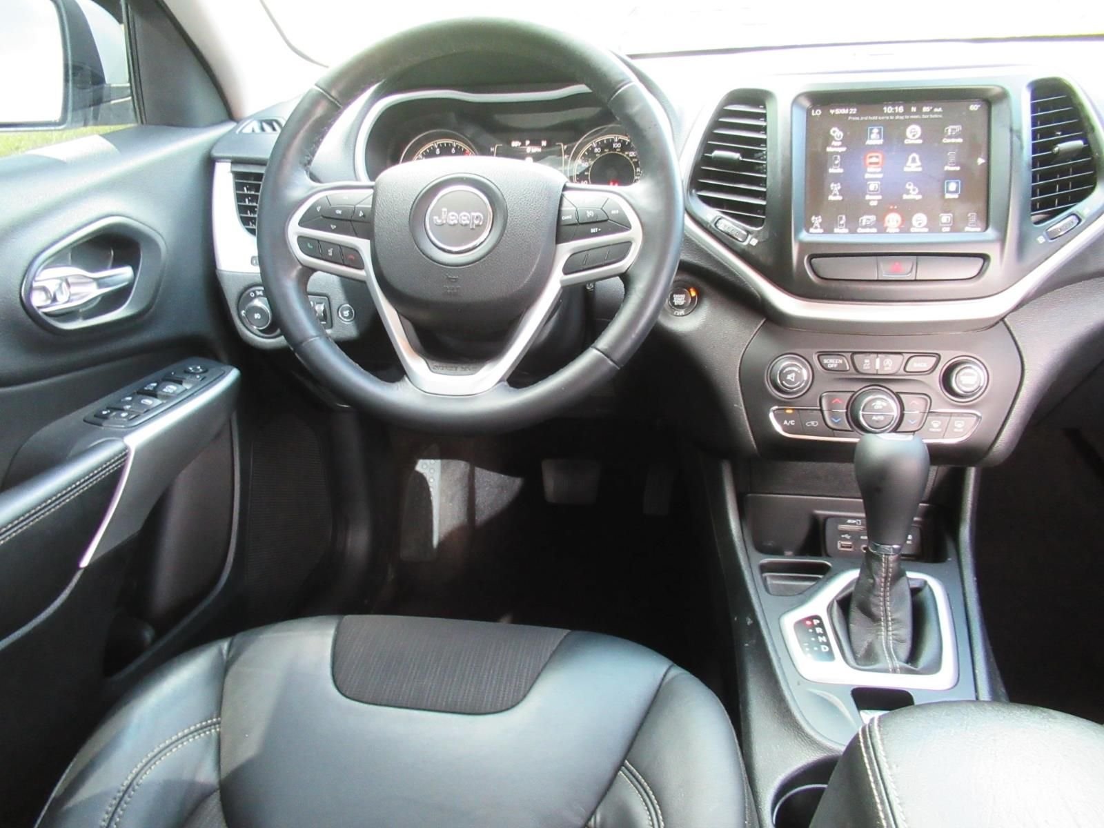 Used 2018 White Jeep Latitude Plus image 13