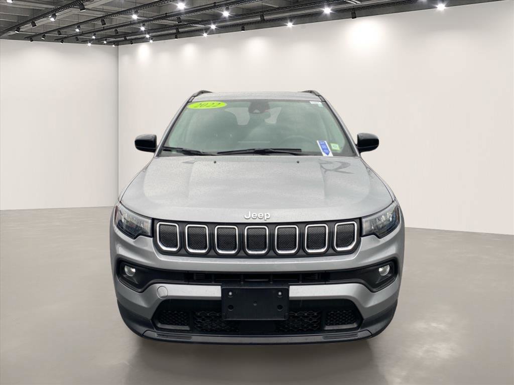 Used 2022 Billet Silver Metallic Clearcoat Jeep Latitude image 2