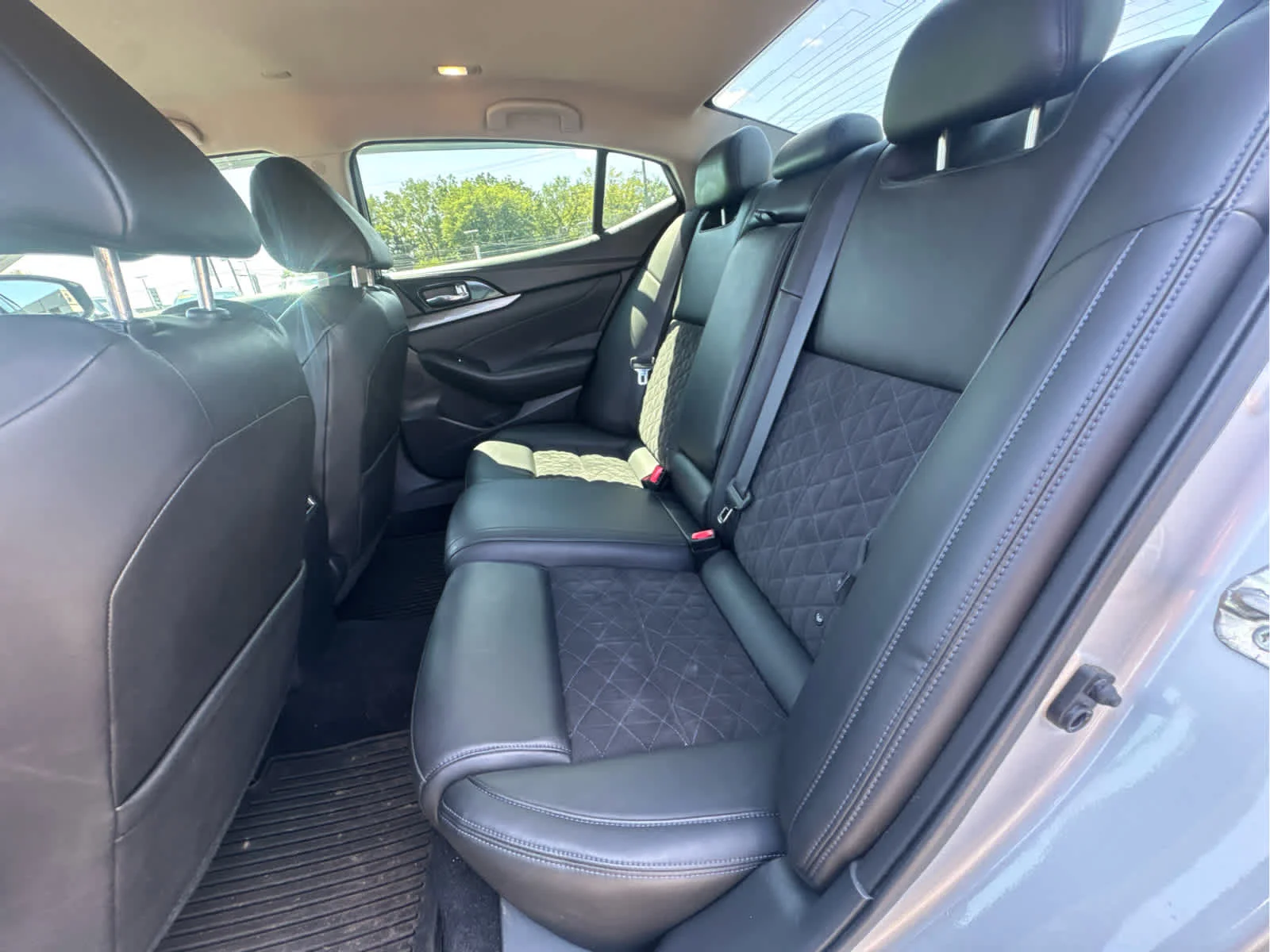 Used 2017 Brilliant Silver Nissan SR image 27