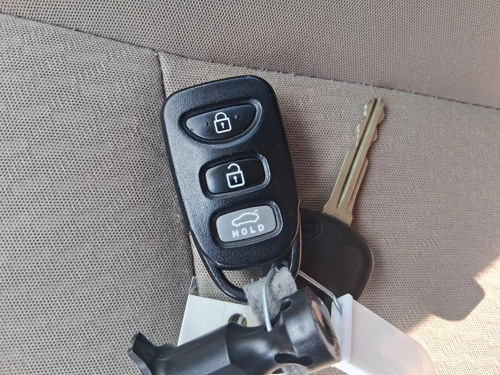Used 2015 White Hyundai SE image 33