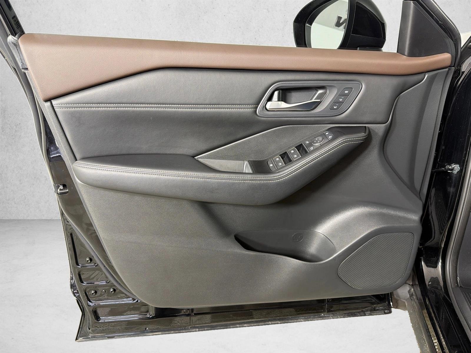 Used 2023 Super Black Nissan SL image 11