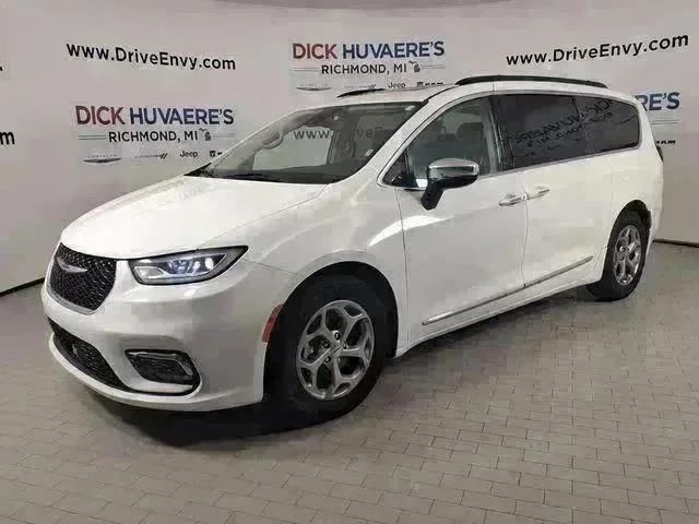 2023 Chrysler Pacifica Limited's photo
