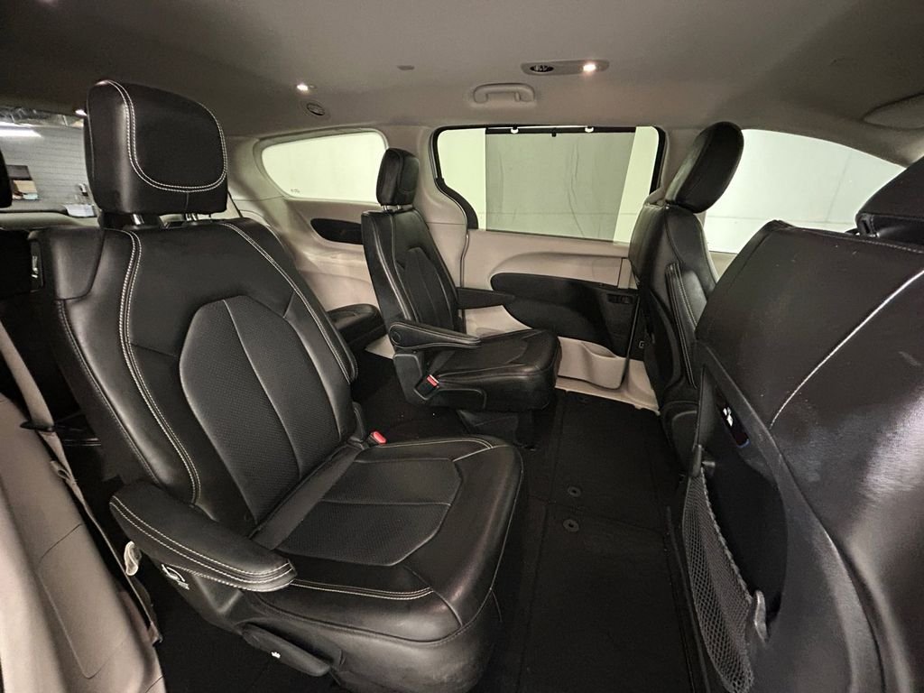 Used 2023 Silver Chrysler Touring L image 17