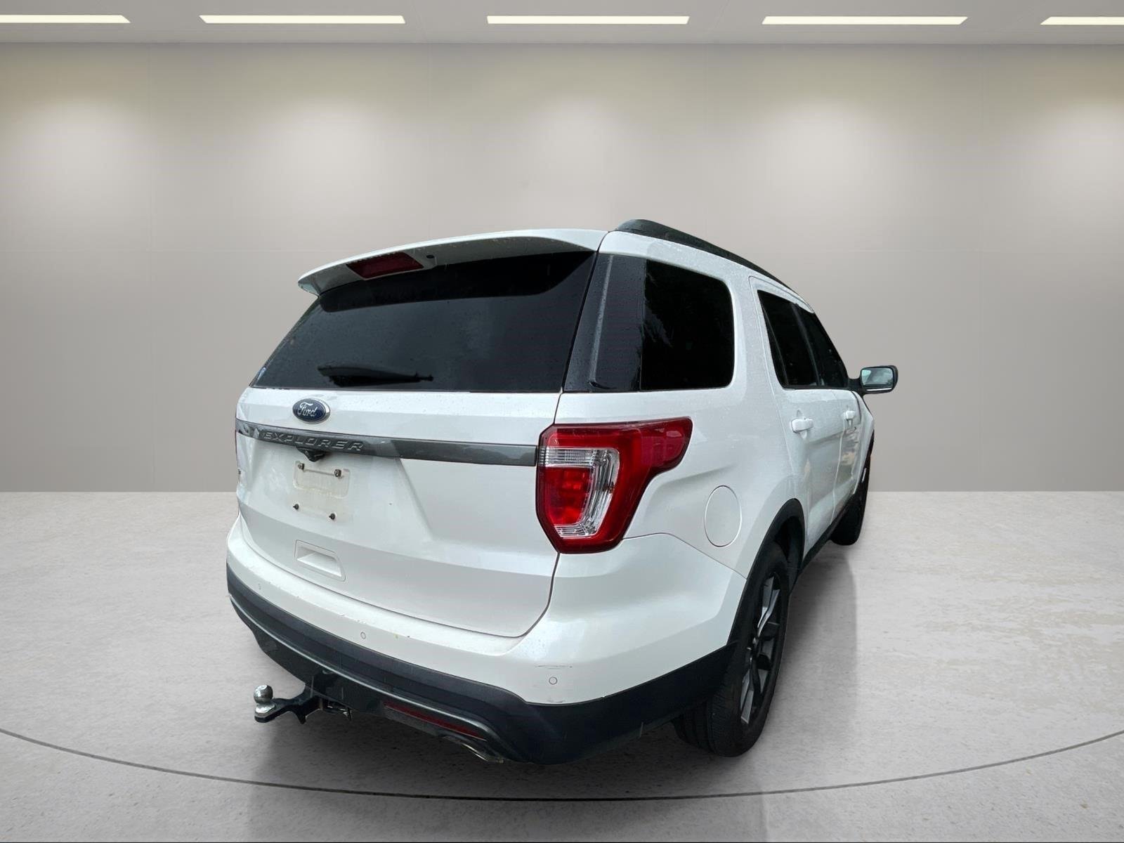 Used 2017 White Platinum Metallic Tri-Coat Ford XLT image 16