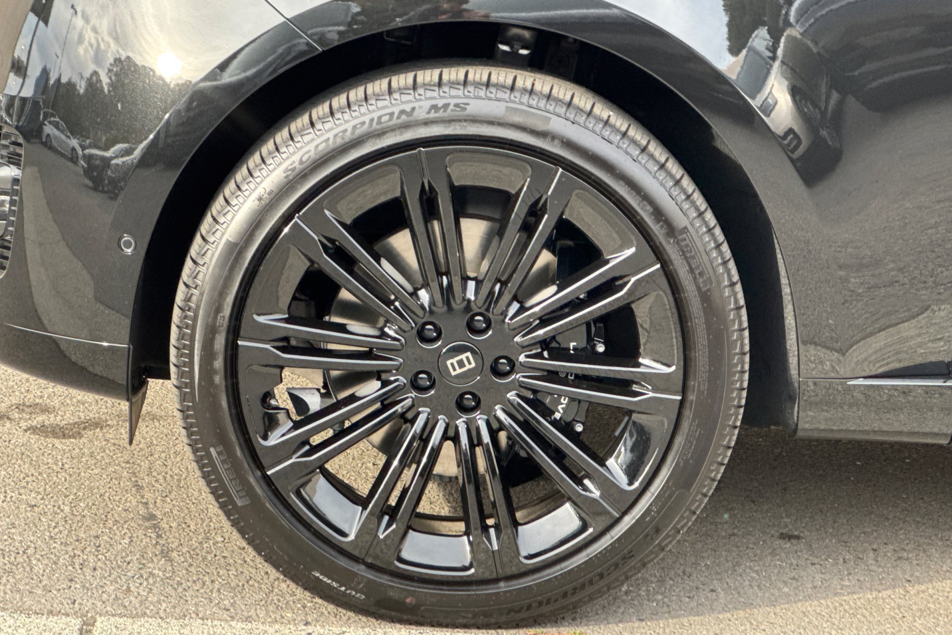 New 2027 Santorini Black Land Rover SE image 11