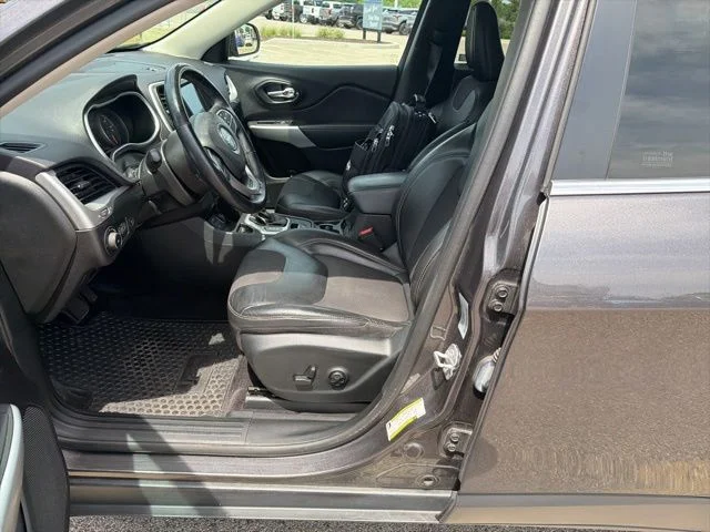 Used 2018 Gray Jeep Latitude Plus image 6