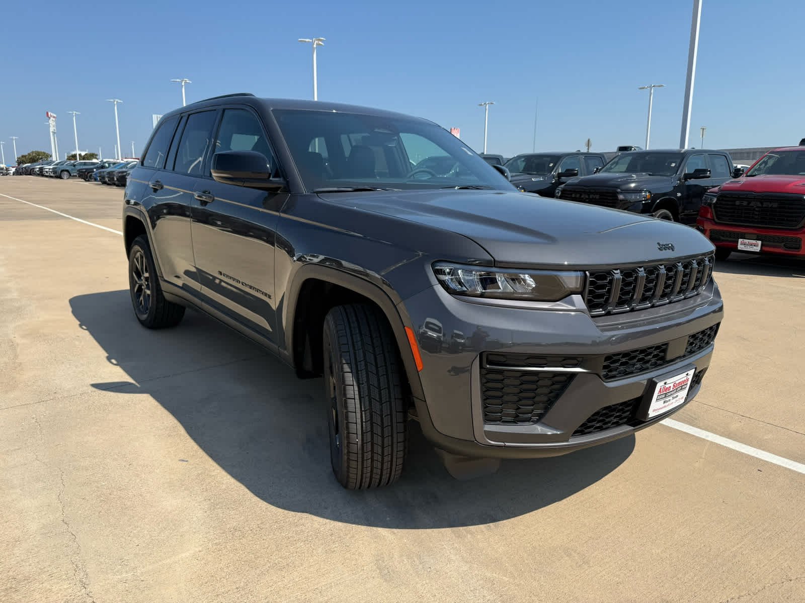 New 2026 Baltic Gray Metallic Clear-Coat Exterior Paint Jeep Laredo Altitude image 4