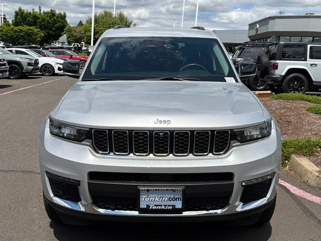 Used 2023 Silver Jeep Limited image 3