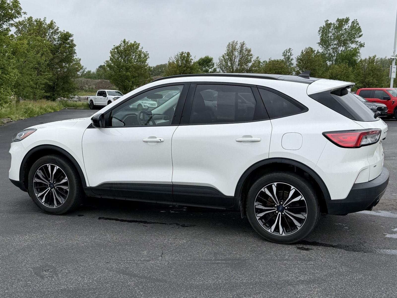 Used 2022 Star White Metallic Tri-Coat Ford SE image 6