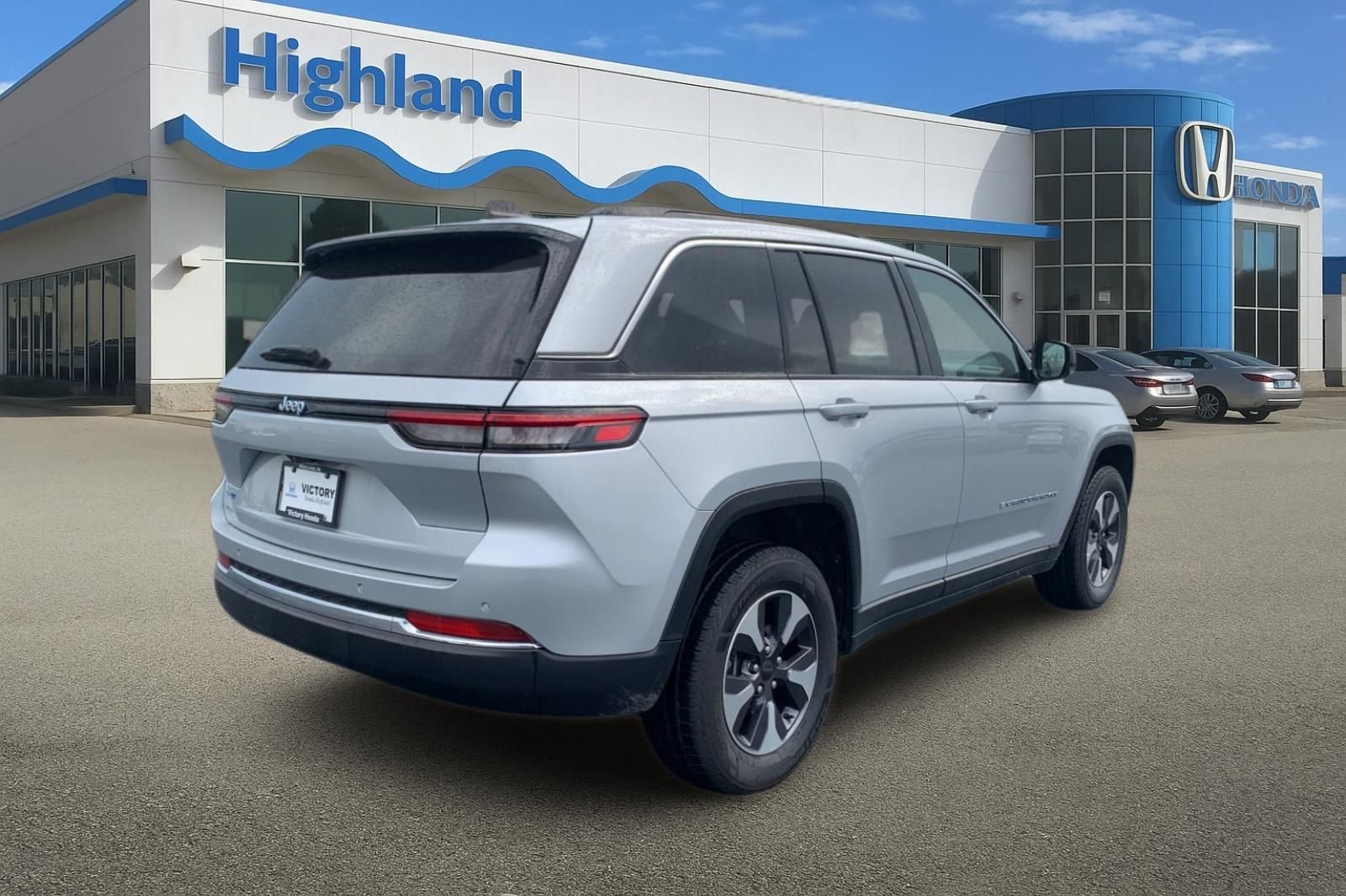 Used 2024 Silver Jeep 4xe image 5