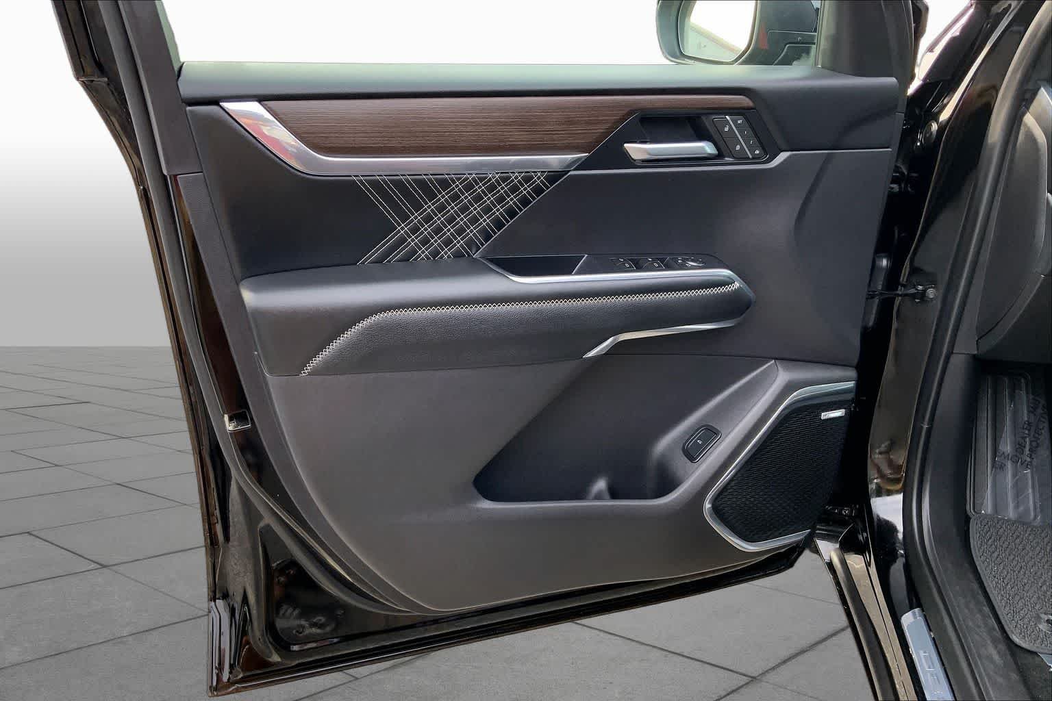 Used 2025 Ebony Twilight Metallic GMC FWD Denali image 21