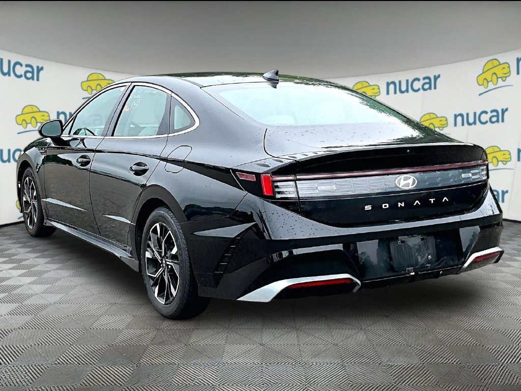 Used 2024 Black Hyundai SEL image 5